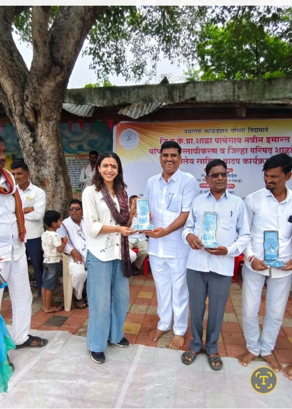 पाणीदार पुरस्कार स्वीकार