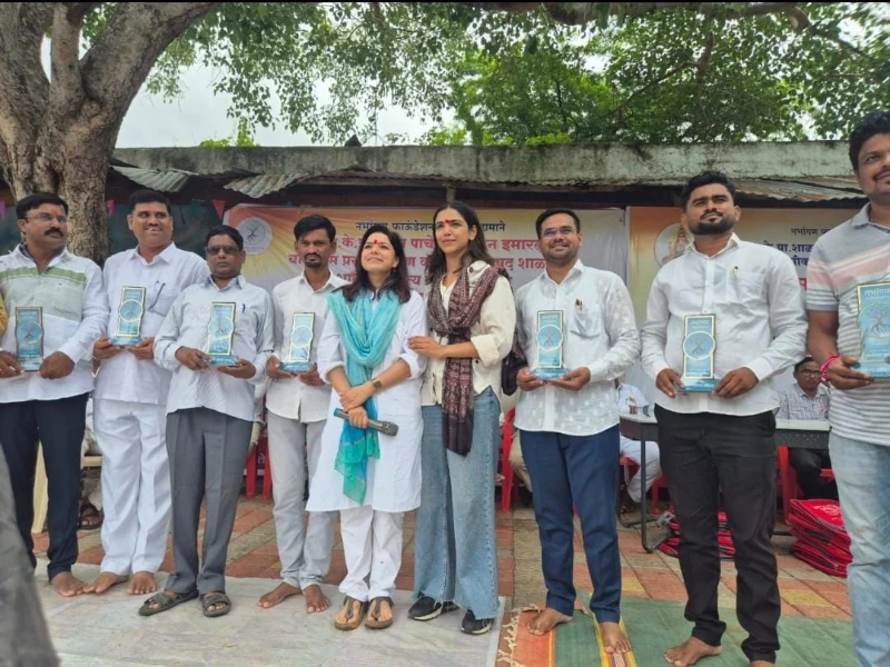 पाणीदार पुरस्कार स्वीकार