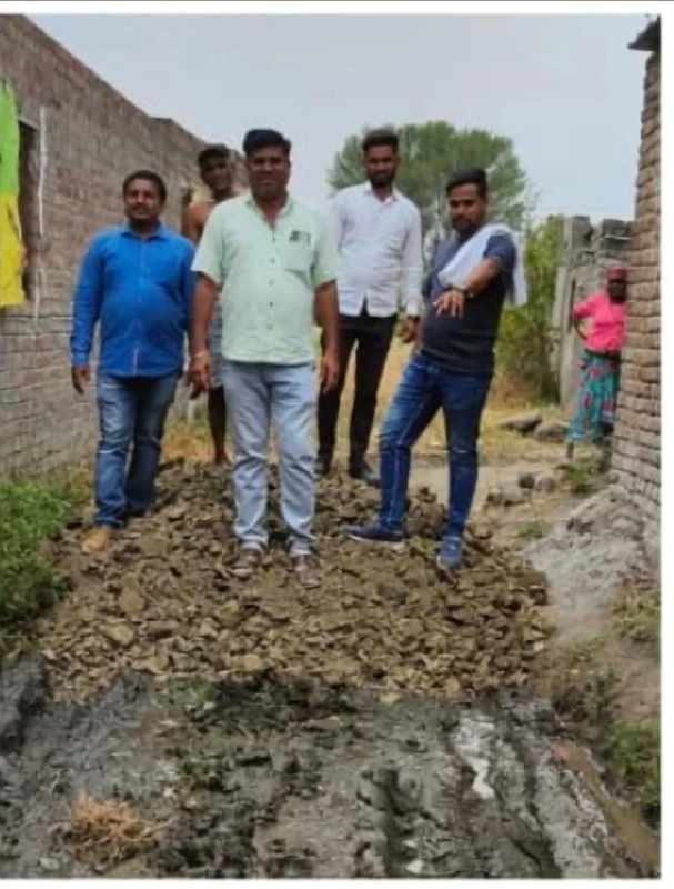 गावांतर्गत रस्त्यांमध्ये मुरूम भरणे