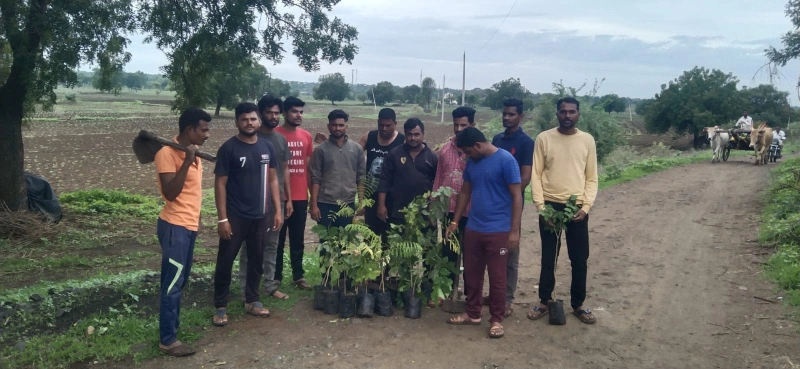 वृक्षारोपण उपक्रम - गाव पातळीवरील पर्यावरण संवर्धन मोहीम